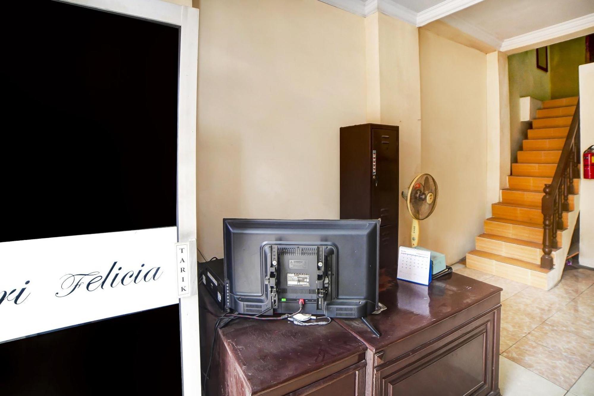 Oyo 91199 Felicia Homestay Medan Buitenkant foto